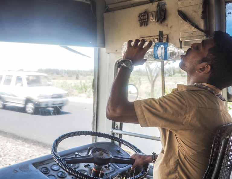 Buschauffeur leent wat water van me