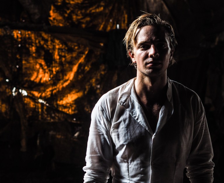 Zwetend op de bloemenmarkt