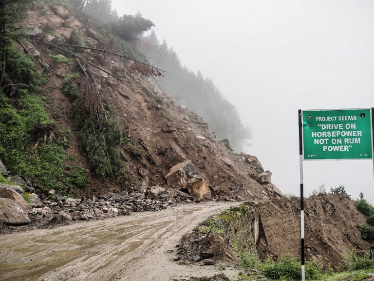 Aardverschuiving en een gezellig verkeersbord 